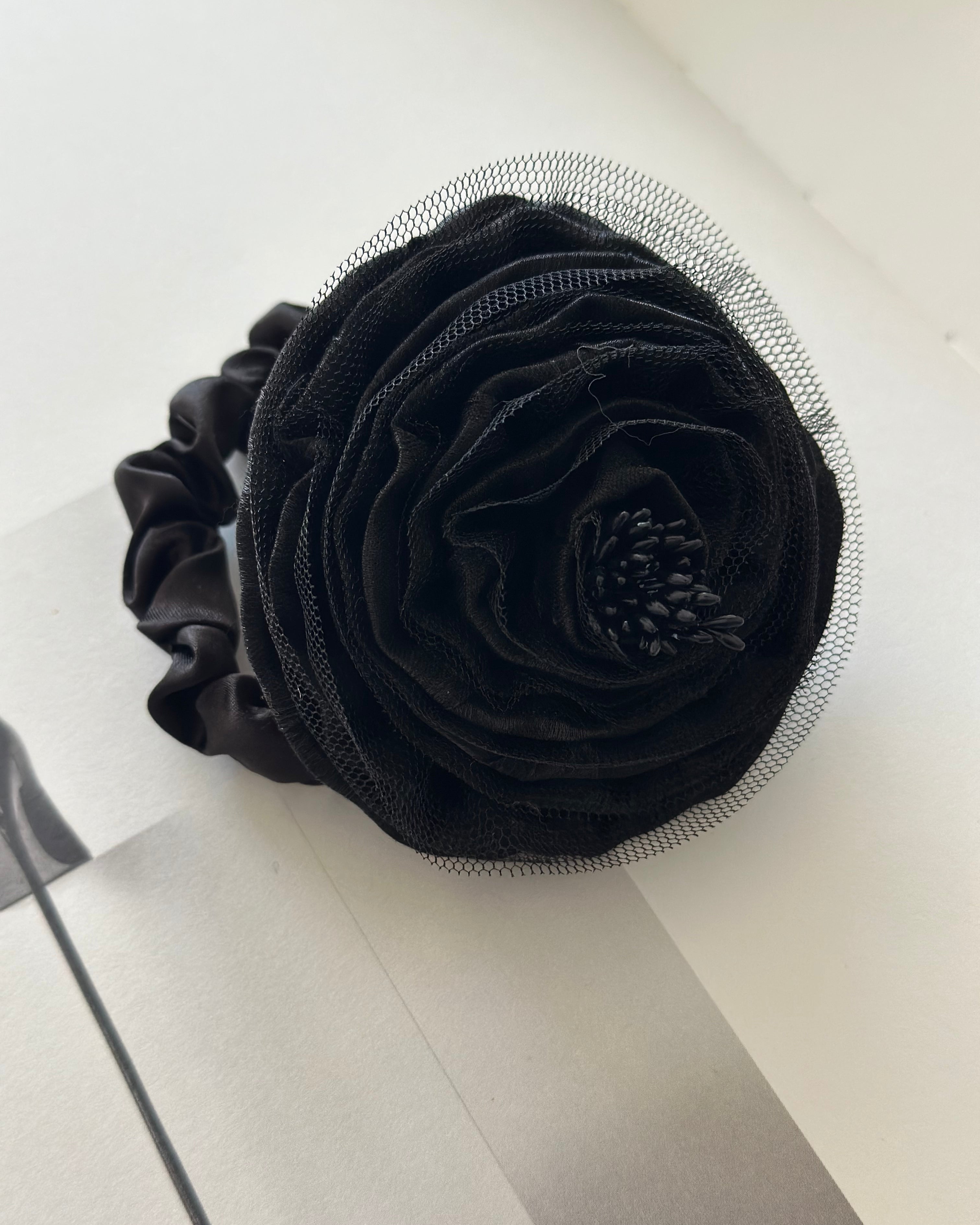 Amour Scrunchie Black
