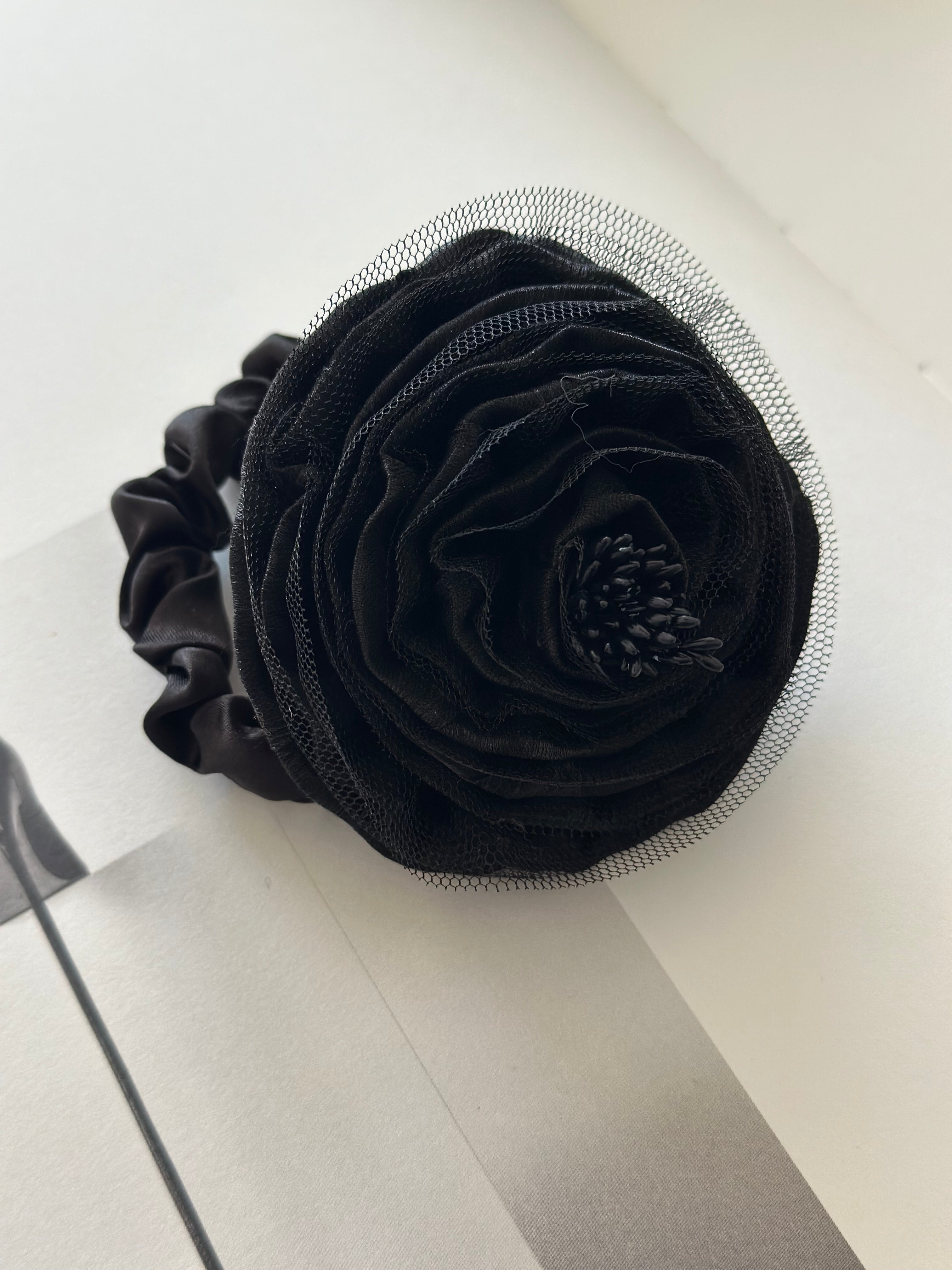 Amour Scrunchie Black