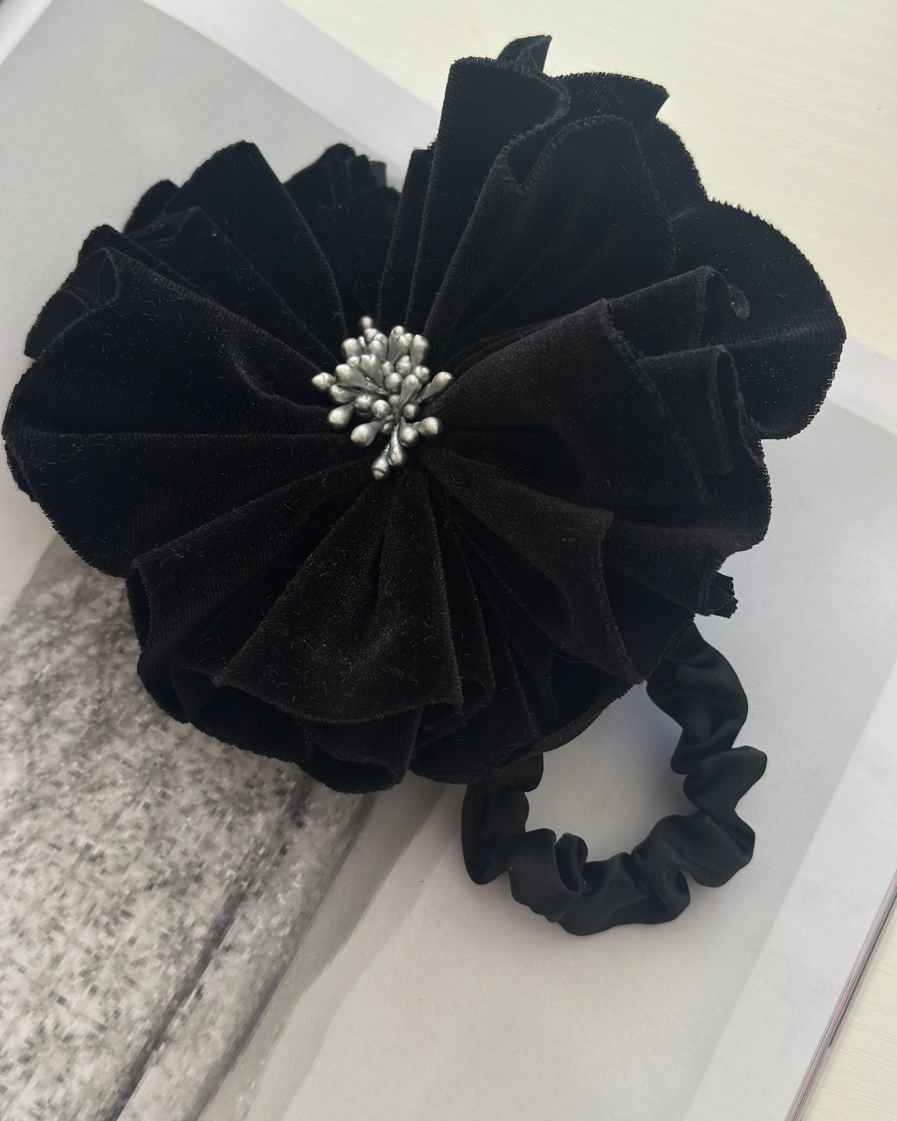 SCRUNCHIE BLACK FLORENTINE