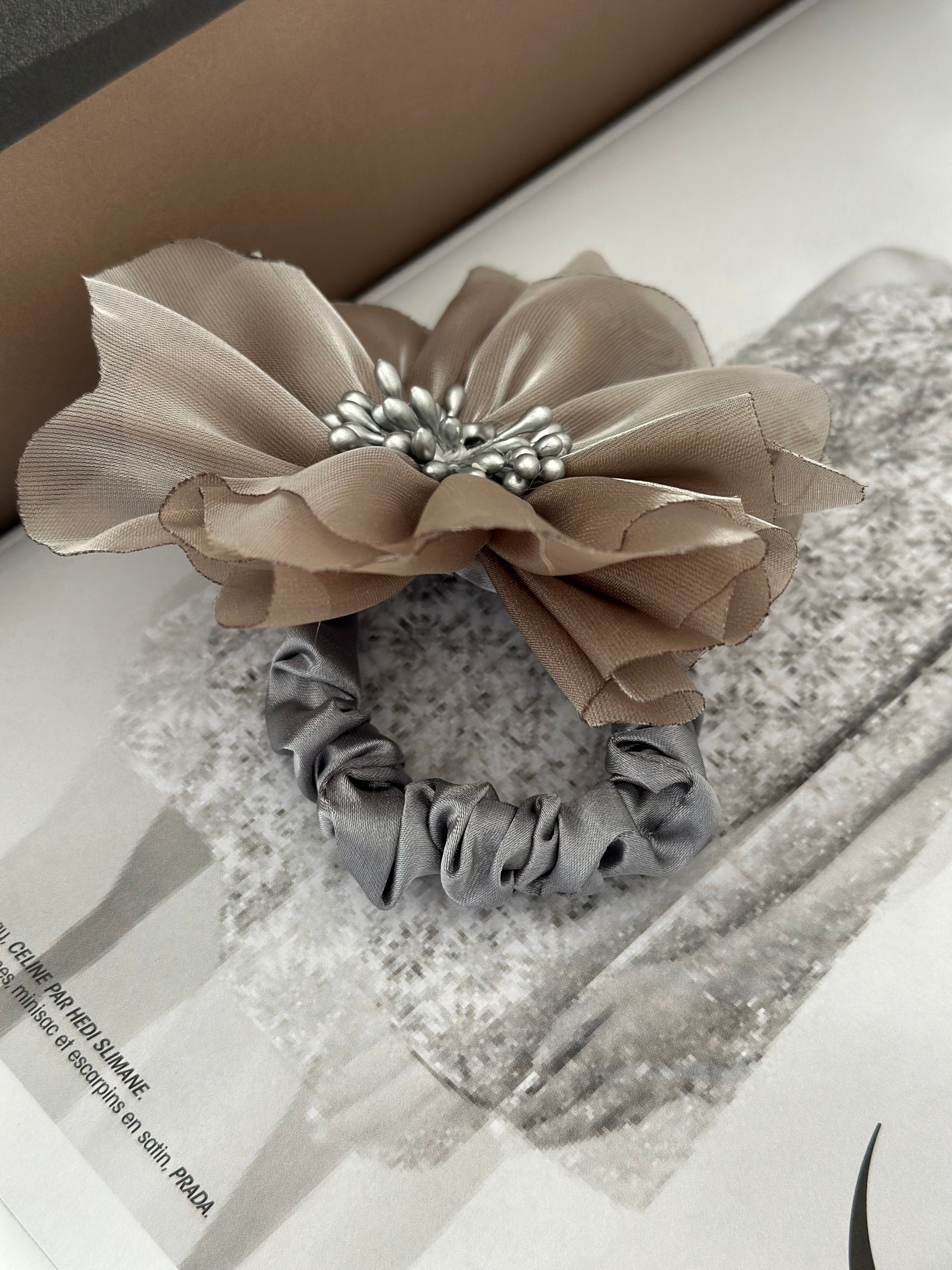 Flor Scrunchie Silver