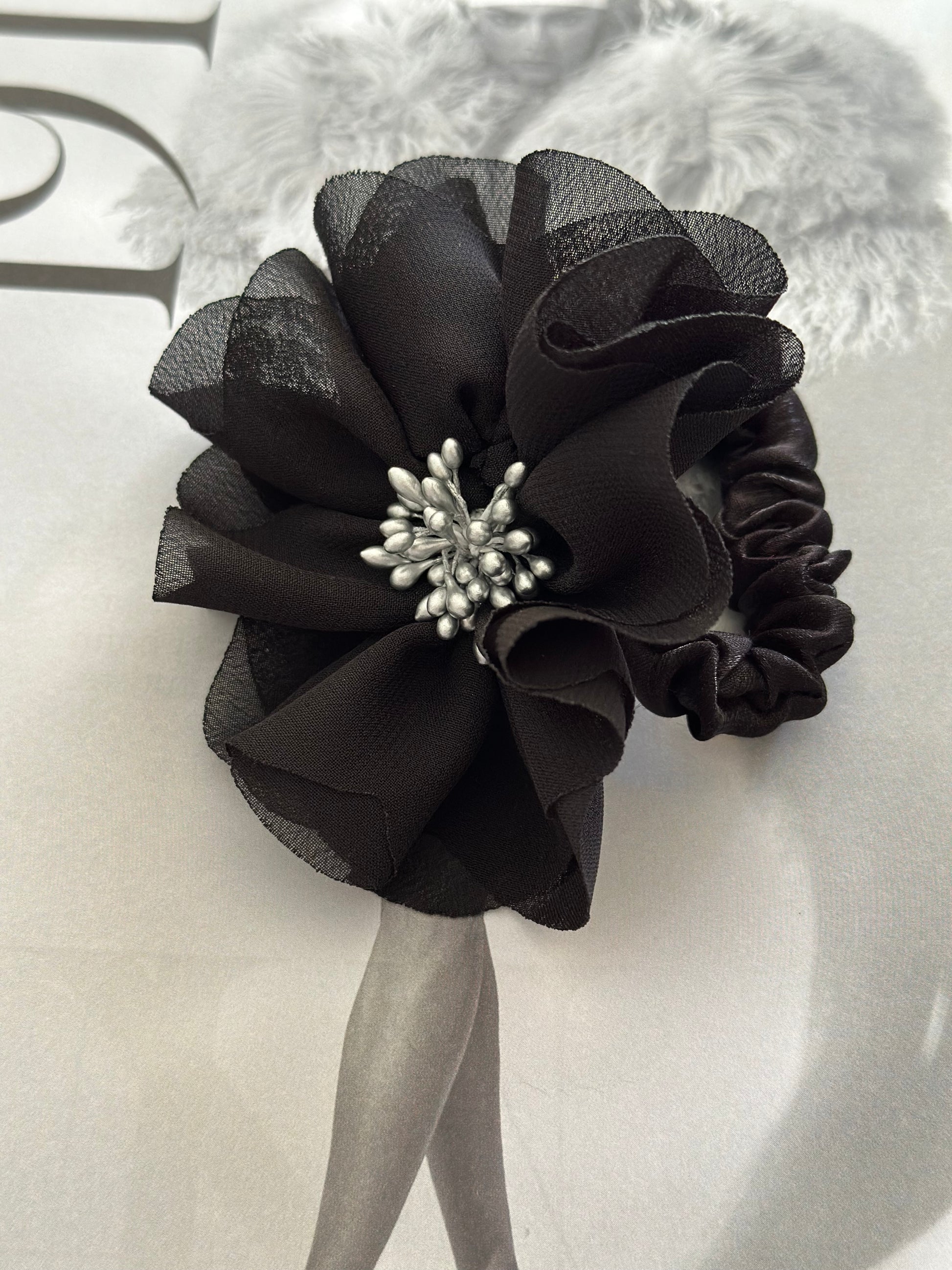 Flor Scrunchie Negro