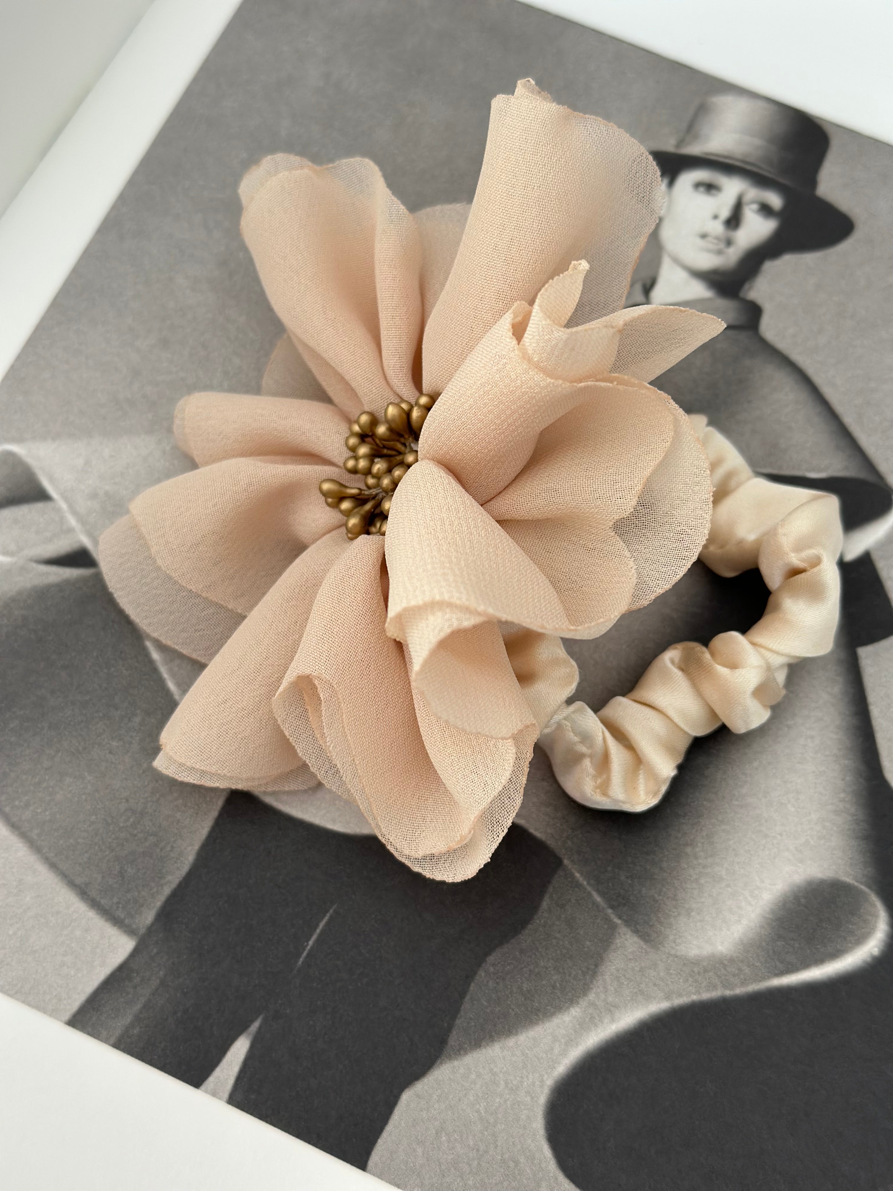 Flor Scrunchie Blanco