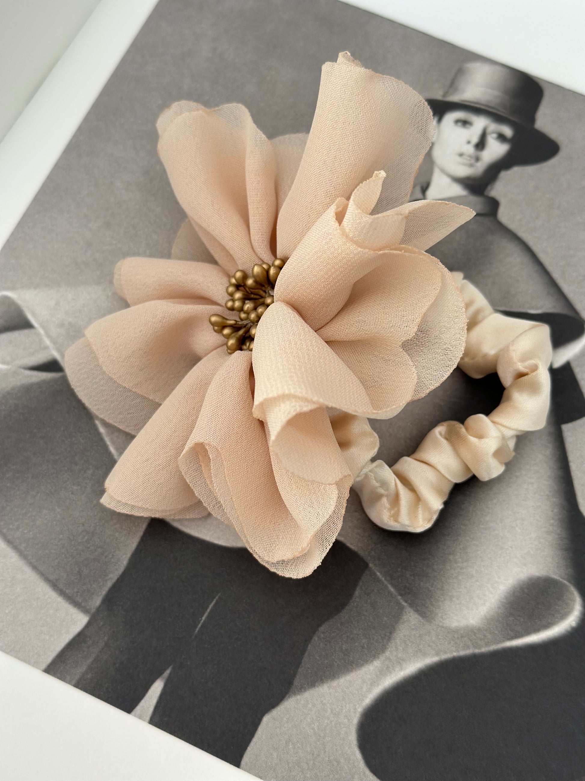 Flor Scrunchie Blanco