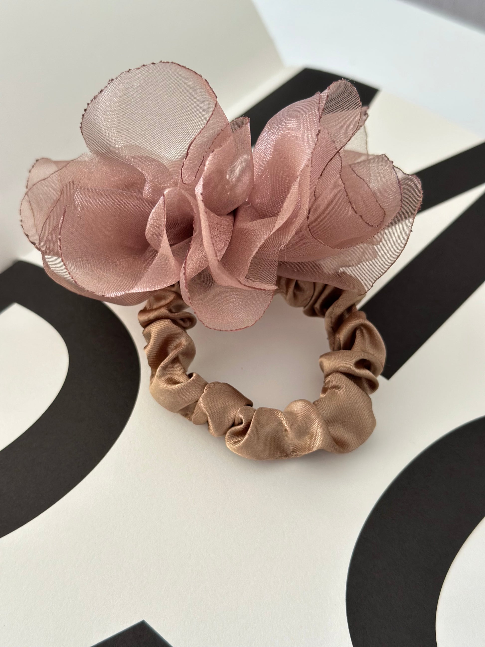 Flor Scrunchie Gold